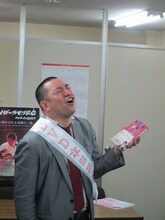 あるある歌いとして都内を回っているレイザーラモンRG。