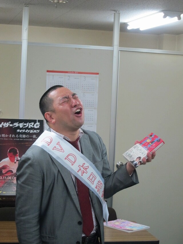 あるある歌いとして都内を回っているレイザーラモンRG。