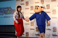 しんちゃんに手を引かれて登壇する渡辺直美。