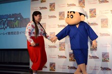 しんちゃんに手を引かれて登壇する渡辺直美。