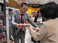 Twitterを見て駆け付けたファンに、この日1日付けていたタスキをプレゼント。