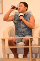 BOSSの新商品「ダークプレッソ」を一気飲みするスギちゃん。