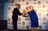 「日本ヤキソバー賞」のトロフィーを映画を代表して受け取ったしんちゃん。