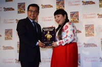 「日本ヤキソバー賞」の表彰楯を映画を代表して受け取った渡辺直美。