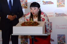 ローソクを吹き消す渡辺直美。