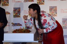 お好み焼きを頬張る渡辺直美。