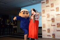 しんちゃんとともにダンスを披露する渡辺直美。