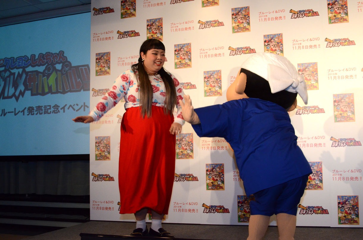 しんちゃんとともにダンスを披露する渡辺直美。