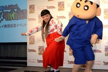 しんちゃんとともにダンスを披露する渡辺直美。