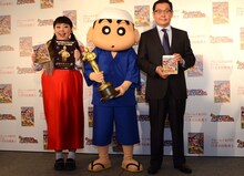 DVD / Blu-ray「映画 クレヨンしんちゃん バカうまっ！ B級グルメサバイバル!!」の発売記念イベントに登壇した渡辺直美としんちゃん、ぼてじゅうグループの粟田社長。