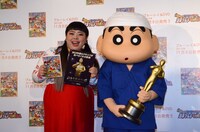 「日本ヤキソバー賞」の表彰楯とトロフィーを映画を代表して受け取った渡辺直美とクレヨンしんちゃん。