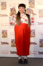 DVD / Blu-ray「映画 クレヨンしんちゃん バカうまっ！ B級グルメサバイバル!!」の発売記念イベントに登壇した渡辺直美。