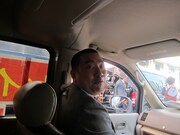 「笑っていいとも！」終了後、ファンに囲まれているケイティ・ペリーの横をパンダあるあるを流しながら通り過ぎるRG。