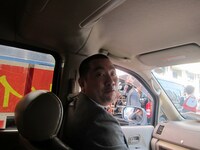 「笑っていいとも！」終了後、ファンに囲まれているケイティ・ペリーの横をパンダあるあるを流しながら通り過ぎるRG。