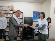 説話社にあるあるを届けに来たRG。応募者にDVDをプレゼント。