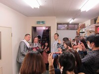 RGのあるあるDVDプロモーションに気さくに協力する説話社・社長。