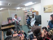 11月13日発売「鏡リュウジの占い大事典」と11月21日発売「大人のMyBirthday」を手に、それぞれのあるあるを歌ったRG。そのほか観に来た早大生のために早稲田あるあるも。