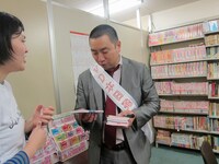 お土産に占い本をもらったRG。息子の星座・蟹座が今12年に1度のラッキー年と聞いて喜ぶ父・RG。