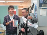 シンコーミュージック「YOUNG GUITAR」編集部を訪れたRG。