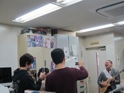 ニール・ショーンモデルの高価なギターを手に「セパレイト・ウェイズ」にのせて、ニール・ショーンあるあるを「バンド変えがち」と歌ったRG。