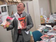 BACKSTAGE PASSあるあるは、編集部のリクエストで佐野元春の「SOMEDAY」にのせて、「表紙が顔のアップ」と歌った。