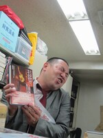 「イングヴェイ・マルムスティーン自伝 Yng-Way ―俺のやり方」をプレゼントされ、イングヴェイ・マルムスティーンあるあるを「太りがち」と歌ったRG。