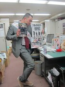 「B-PASS SPECIAL EDITION BOOWY 1986-1988」をプレゼントされ、BOOWYっぽいポーズをとるRG。