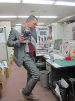 「B-PASS SPECIAL EDITION BOOWY 1986-1988」をプレゼントされ、BOOWYっぽいポーズをとるRG。