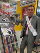 タワーレコード汐留店。足早に通り過ぎる人達に向けた角度で置かれたDVD。