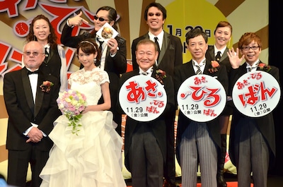 映画「あさひるばん」の完成披露試写会に登場した、やまさき十三監督、桐谷美玲、國村隼、板尾創路、山寺宏一（前列左から）と、米米CLUB（後列）。