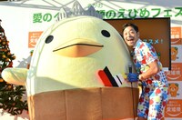 「愛のくに 愛顔（えがお）のえひめフェスティバル」に登場した安田大サーカス・団長安田（右）と、愛媛今治のゆるキャラ「バリィさん」。