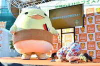 ドラマ「半沢直樹」の大和田常務のモノマネで土下座をする団長安田（右）。しまなみ海道で来年行われるサイクリング大会の晴天を祈った。