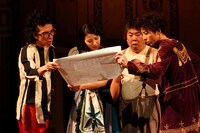 舞台「ライクドロシー」に出演する、片桐仁、長澤まさみ、ドランクドラゴン塚地、高橋一生（左から）。（撮影：板橋淳一）