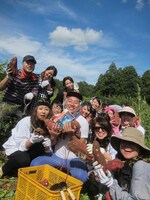 あるあるDVD収穫の喜びをバスツアー参加者とわかち合うRG。