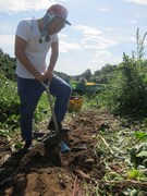 畑で新鮮なあるあるDVDを掘り返すRG。