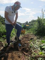 畑で新鮮なあるあるDVDを掘り返すRG。