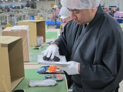 お客様が安心してあるあるを楽しめるよう1枚1枚丹念に手作業しているRG。