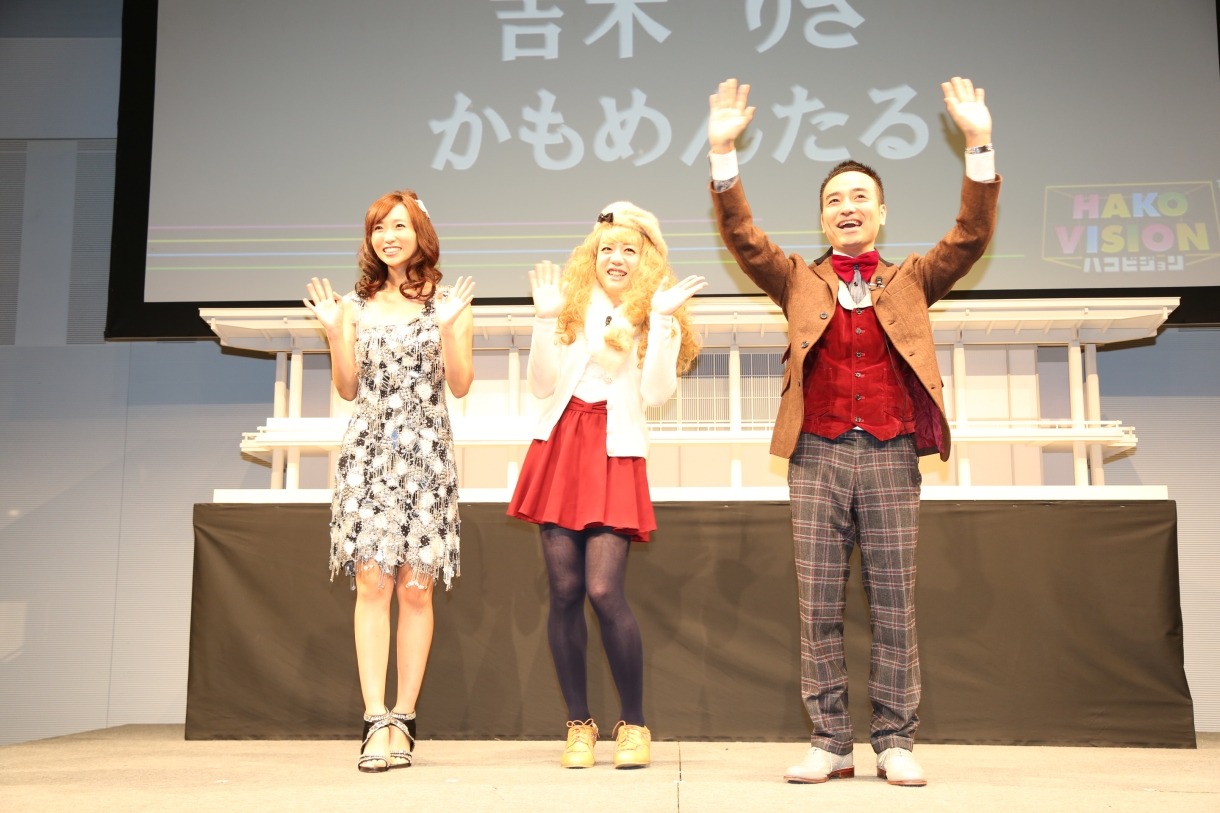 吉木りさと、かもめんたる（左から）。槙尾（中央）はギャル風の女装で登場した。