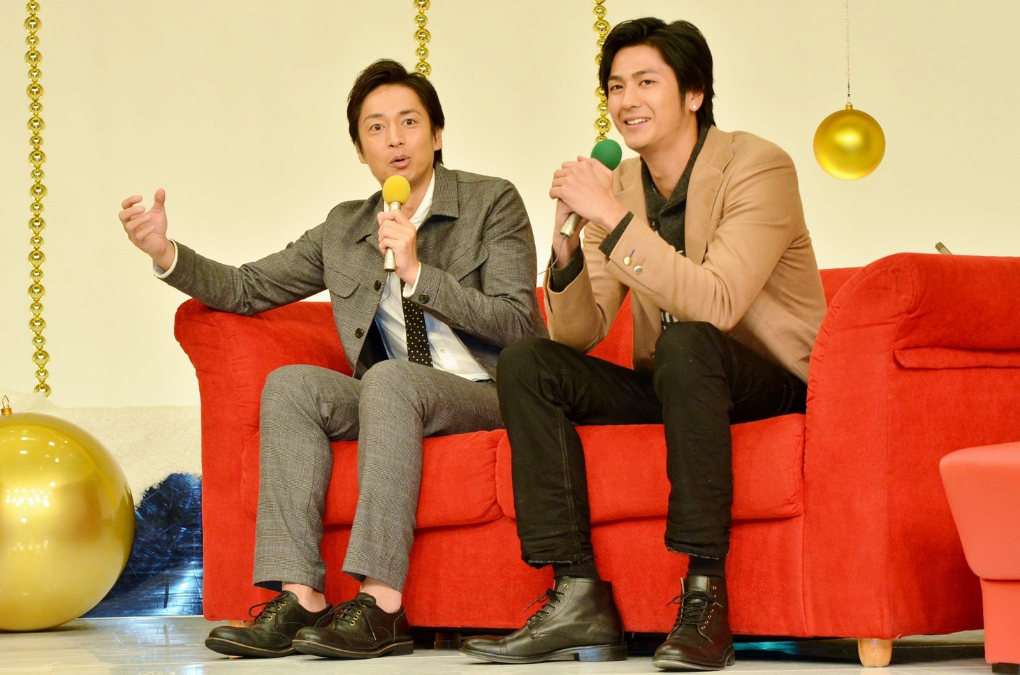 チュートリアル徳井と、速水もこみち（左から）。