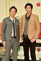 チュートリアル徳井と、速水もこみち（左から）。