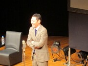 女性を説明するときに必ず服装でその人物像をわからせようとする東野。