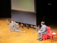 楽屋でモニターで山里を見ていたときの東野。