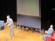 東野フィルターを通して見た女性芸能人の姿に山里と観客は爆笑。