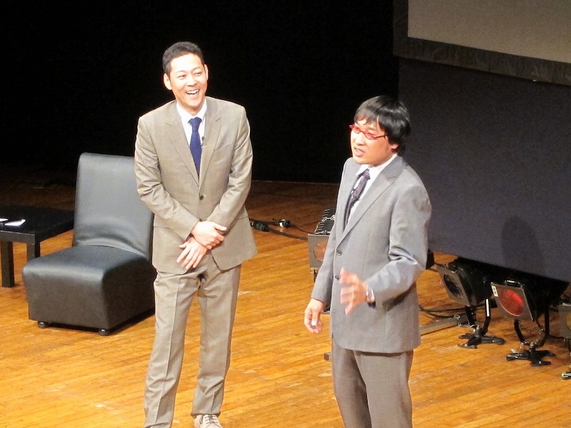 東京・草月ホールで行われた「東野幸治 vs 山里亮太」の東野幸治と南海キャンディーズ山里。