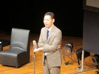 食事中に出会ってしまった人物を気づかないフリして通り過ぎようとする東野。