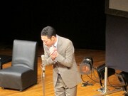 大物芸能人に完璧な言い訳の留守電を残したときの様子を再現する東野。