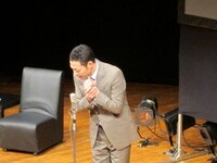 大物芸能人に完璧な言い訳の留守電を残したときの様子を再現する東野。