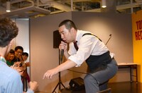 観客に最寄り駅を尋ねながらあるあるを披露するRG。