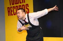 氷室京介ふうにお辞儀をし、会場をあとにするレイザーラモンRG