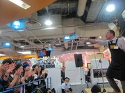 「We are ハーウンドドーッグ！」と一緒に叫ぶHOUND DOGではない人達。